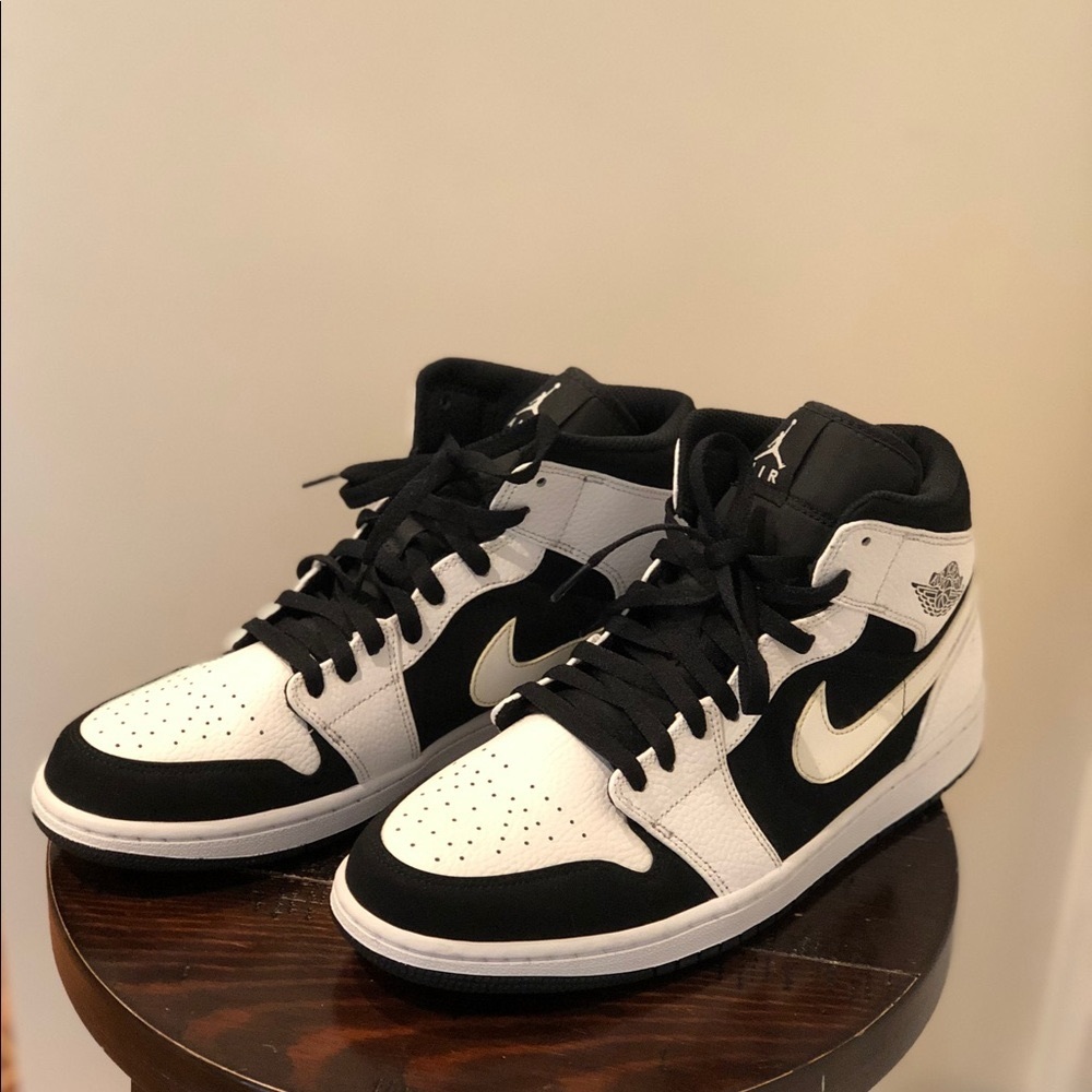 Air Jordan 1 Retro Mid “Tuxedo”